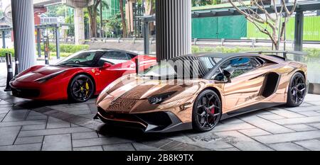 Ferrari 458 Italia und Lamborghini Aventador SV Roadster parkten im Foyer des Gebäudes in Kuala Lumpur Malaysia. Stockfoto