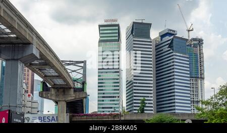 KL Monorail Linie durch drei Bürotürme Universität Kuala Lumpur DBKL Tower 3 und BPMB Tower in Bandar Wawasan Kuala Lumpur Malaysia. Stockfoto