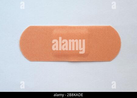 Ein großes medizinisches Bakterizid gewebtes Pflaster auf weißem Hintergrund. Elastisches Pflaster Draufsicht. Stockfoto