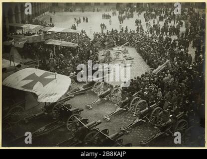 Die Invaliden. Die Menge, die die Trophäen beobachtet. Präsentation von Flugzeugen, Gewehren und Artillerie im Innenhof des Invaliden, 7. Pariser Bezirks, während des zweiten Weltkriegs Guerre 1914-1918. Présentation d'avions, de Canons et d'artillerie dans la cour des Invalides. Die trophées sind ein wunderndes Outfund. Paris (VIIème arr.), 1914-1918. Paris, Durant la Première Guerre Mondiale. Tirage au gélatino-bromure d'argent. Paris, musée Carnavalet. Stockfoto