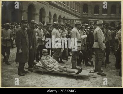 Die Invaliden. Dekorationsrabatt. Eine amputierte Dekoration für Soldaten und Zivilisten, die im Hof des Invaliden, 7. Pariser Stadtarrons, während des zweiten Weltkriegs Guerre 1914-1918 behindert oder verletzt wurden. Première de décorations aux soldats valides et blessés dans la cour des Invalides durant la Guerre Mondiale. UN amputé. Paris (VIIème arr.), 1914-1918. Tirage au gélatino-bromure d'argent. Paris, musée Carnavalet. Stockfoto