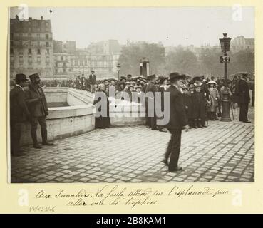 Die Menge, die auf die Aufrüstungsvorstellung auf der Esplanade des Invalides, 7. Pariser Bezirk, während des zweiten Weltkriegs wartet Die Invaliden. Die Menge, die auf dem Platz wartet, um die Trophäen Guerre 1914-1918 zu sehen. Voir l'armement et les trophées exposés sur l'esplanade des Invalides. Paris (VIIème arr.), 1914-1918. Paris, musée Carnavalet. Stockfoto