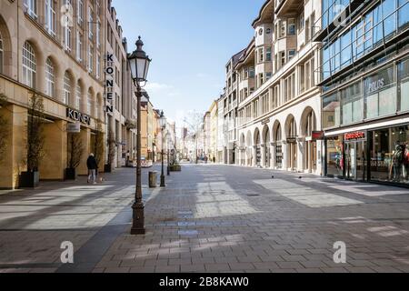 Bayern-München-Deutschland, 22. März 2020: Nur wenige Menschen laufen bei Sendlinger Strassein München, das normalerweise überfüllt ist, aber wegen der neuen leer bleibt Stockfoto