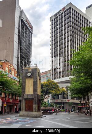 Art-Deco-Uhrturm Arthur Oakley Coltman Architekt in Medan Pasar Old Market Square Wisma Maran und HSBC Gebäude Chinatown Kuala Lumpur Malaysia. Stockfoto