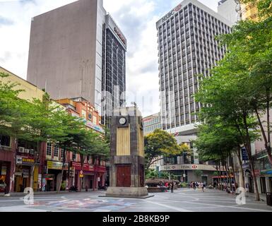 Art-Deco-Uhrturm Arthur Oakley Coltman Architekt in Medan Pasar Old Market Square Wisma Maran und HSBC Gebäude Chinatown Kuala Lumpur Malaysia. Stockfoto