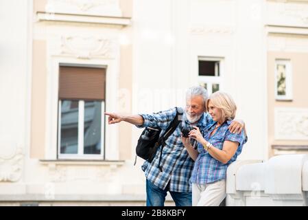 Gerne älteres Paar Touristen fotografieren Stockfoto