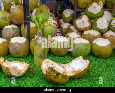 Kokosnüsse in einer Saftbar in Kasturi Walk Markets neben dem Central Market Kuala Lumpur Malaysia. Stockfoto