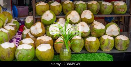 Kokosnüsse in einer Saftbar in Kasturi Walk Markets neben dem Central Market Kuala Lumpur Malaysia. Stockfoto