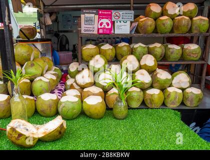 Kokosnüsse in einer Saftbar in Kasturi Walk Markets neben dem Central Market Kuala Lumpur Malaysia. Stockfoto