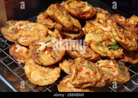 Traditionelle malaiische Straßennahrung, Garnelengurken oder Garnelenmonteure zum Verkauf am örtlichen Marktstand in Penang, Malaysia Stockfoto