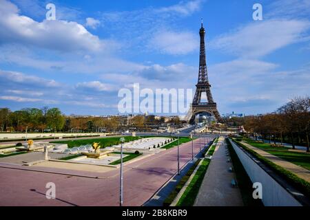 Frankreich, Paris, die Trocadéro-Gärten vor dem Eiffelturm während der Eindämmung von Covid 19 Stockfoto