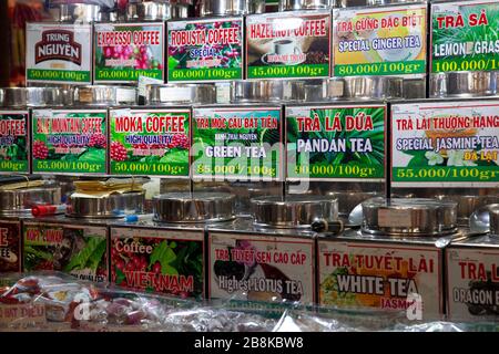 Marktstand in Ho Chi Minh City, Vietnam, Verkauf von Kaffeebohnen und losen Tee, mit Anzeige von beschrifteten Metallbehältern. Stockfoto