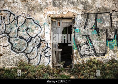 Oor Eingang der Ruinen eines verlassenen leerstehenden Brick House im Süden Spaniens Stockfoto