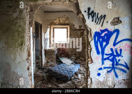 Schlafzimmer Innere der Ruinen eines verlassenen leerstehenden Brick House im Süden Spaniens Stockfoto