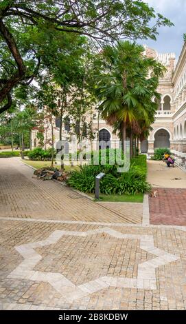 Islamisches Symbol Stern Rub el Hizb in Backstein Pflaster entlang des Flusses des Lebens Sultan Abdul Samad Gebäude Kuala Lumpur Malaysia. Stockfoto