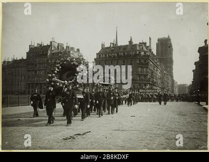 Beerdigung von G [ENER] al Galliéni. Kronen, die von Offizieren getragen wurden. Kränze, die von den Offizieren während der Staatsbestattung von General Joseph Gallieni an der Brücke von Arcola, 4. Bezirk, Paris, 1. Juni 1916 Anonyme getragen wurden. Funérailles du Général Galliéni. Couronnes portées par les Agents. Couronnes mortuaires portées par les Agents lors des funérailles national du Général Joseph Galliéni sur le pont d'Arcole, 4ème arronicale, Paris, le 1er juin. Tirage au gélatino-bromure d'argent. 01 Juin 1916-01 Juin. Paris, musée Carnavalet. Stockfoto