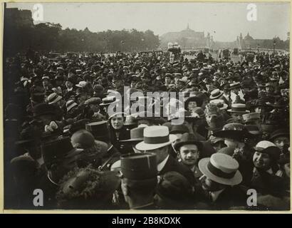 Beerdigung G [ENER] al Galliéni. Die Menge am Tor. Die Menschenmenge versammelte sich vor den Invaliden beim Staatsbegräbnis von General Joseph Gallieni, 7. Pariser Bezirk, 1. Juni 1916 Anonyme. Funérailles du Général Galliéni. La foule devant la Grille. Voule rassemblée devant les Invalides lors des funérailles national du Général Joseph Galliéni, 7ème arronoire, Paris, 1er juin. Tirage au gélatino-bromure d'argent. 01 Juin 1916-01 Juin. Paris, musée Carnavalet. Stockfoto