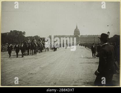 Beerdigung von G [ENER] al Galliéni: Die Prozession auf der Esplanade. Trauerzug, begleitet die Leiche von General Joseph Gallieni Avenue des Invalides, 7. Pariser Bezirk, 1. Juni 1916 Anonyme. Funérailles du Général Galliéni : le cortège sur l'Esplanade. cortège funèbre accompagnant la dépouille du Général Joseph Galliéni, Avenue des Invalides, 7ème arrondissement, Paris, le 1er juin. Tirage au gélatino-bromure d'argent. 01 Juin 1916-01 Juin. Paris, musée Carnavalet. Stockfoto