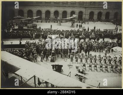 Beerdigung von G [ENER] al Galliéni. Die verlängerte Artillerie, die den Körper trägt. Der Sarg von General Joseph Gallieni, der sich darauf vorbereitet, den Invalidenhof am 1. Juni 1916, 7. Bezirk, Paris Anonyme, zu verlassen. Funérailles du Général Galliéni. La prollonge d'artillerie portant le corps. Le Cerceuil du Général Joseph Galliéni s'apprêtant à quitter la cour des Invalides le 1er juin im Jahr 1916, 7 ème-Bezirk, Paris. Tirage au gélatino-bromure d'argent. 01 Juin 1916-01 Juin. Paris, musée Carnavalet. Stockfoto