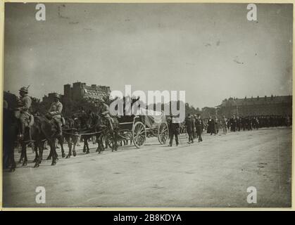 Beerdigung von G [ENER] al Galliéni. Der Hörde. Trauerzug, begleitet die Leiche von General Joseph Gallieni Avenue des Invalides, 7. Pariser Bezirk, 1. Juni 1916 Anonyme. Funérailles du Général Galliéni. Le char funèbre. cortège funèbre accompagnant la dépouille du Général Joseph Galliéni, Avenue des Invalides, 7ème arrondissement, Paris, le 1er juin. Tirage au gélatino-bromure d'argent. 01 Juin 1916-01 Juin. Paris, musée Carnavalet. Stockfoto
