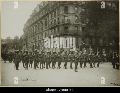 Beerdigung von G [ENER] al Galliéni: Die Truppen statt des Rathauses. Die Parade der Truppen statt des Rathauses beim Staatsbegräbnis von General Joseph Gallieni, 4. Bezirk, Paris, 1. Juni 1916 Anonyme. Funérailles du Général Galliéni: Les troupes Place de l'Hôtel de Ville. Le défilé des troupes Place de l'Hôtel de Ville lors des funérailles national du Général Joseph Galliéni, 4ème-Gebiet, Paris, le 1er juin. Tirage au gélatino-bromure d'argent. 01 Juin 1916-01 Juin. Paris, musée Carnavalet. Stockfoto