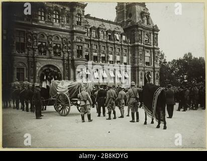 Beerdigung von G [ENER] al Galliéni: Der Hörner und das Arbeitstier des Verstorbenen. Der Trauerwagen von General Joseph Gallieni und ihrem Haustier vor dem Rathaus, 4. Bezirk, Paris, 1. Juni 1916 Anonyme. Funérailles du Général Galliéni : le char funèbre et le cheval de bataille du défunt. Le char funèbre du Général Joseph Galliéni et son cheval de bataille devant l'Hôtel de Ville, 4ème arronicale, Paris, le 1er juin. Tirage au gélatino-bromure d'argent. 01 Juin 1916-01 Juin. Paris, musée Carnavalet. Stockfoto
