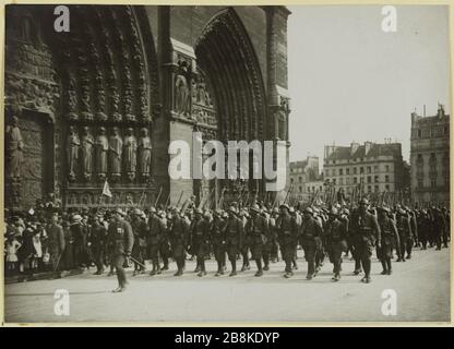Beerdigung von G [ENER] al Galliéni: Die Truppen vor Notre Dame. Soldaten, die vor der Kathedrale Notre Dame beim Staatsbegräbnis von General Joseph Gallieni, 4. Bezirk, Paris, 1. Juni 1916 Anonyme marschierten. Funérailles du Général Galliéni: Les troupes devant Notre-Dame. Soldats défilant devant la cathédrale Notre-Dame lors des funérailles national du Général Joseph Galliéni, 4ème-Bezirk, Paris, le 1er juin. Tirage au gélatino-bromure d'argent. 01 Juin 1916-01 Juin. Paris, musée Carnavalet. Stockfoto