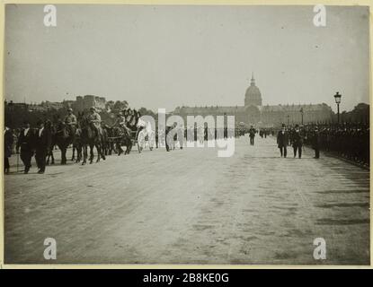Beerdigung von G [ENER] al Galliéni. Die Prozession auf der Esplanade. Trauerzug, begleitet die Leiche von General Joseph Gallieni Avenue des Invalides, 7. Pariser Bezirk, 1. Juni 1916 Anonyme. Funérailles du Général Galliéni. Le cortège sur l'Esplanade. cortège funèbre accompagnant la dépouille du Général Joseph Galliéni, Avenue des Invalides, 7ème arrondissement, Paris, le 1er juin. Tirage au gélatino-bromure d'argent. 01 Juin 1916-01 Juin. Paris, musée Carnavalet. Stockfoto