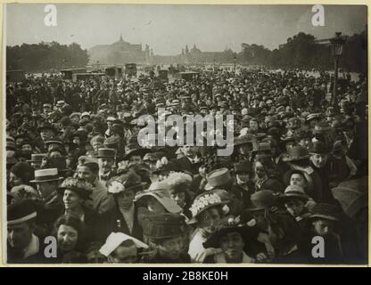 Beerdigung von G [ENER] al Galliéni. Die Menge am Tor. Die Menschenmenge versammelte sich vor den Invaliden beim Staatsbegräbnis von General Joseph Gallieni, 7. Pariser Bezirk, 1. Juni 1916 Anonyme. Funérailles du Général Galliéni. La foule devant la Grille. Voule rassemblée devant les Invalides lors des funérailles national du Général Joseph Galliéni, 7ème arronoire, Paris, 1er juin. Tirage au gélatino-bromure d'argent. 01 Juin 1916-01 Juin. Paris, musée Carnavalet. Stockfoto