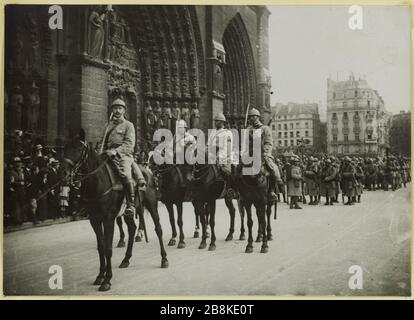 Beerdigung von G [ENER] al Galliéni: Die Truppen vor Notre Dame. Soldaten und Reiter paradieren vor der Kathedrale Notre Dame beim Staatsbegräbnis von General Joseph Gallieni, 4. Bezirk, Paris, 1. Juni 1916 Anonyme. Funérailles du Général Galliéni: Les troupes devant Notre-Dame. Soldats et cavaliers défilant devant la cathédrale Notre-Dame lors des funérailles national du Général Joseph Galliéni, 4ème arronicale, Paris, le 1er juin. Tirage au gélatino-bromure d'argent. 01 Juin 1916-01 Juin. Paris, musée Carnavalet. Stockfoto