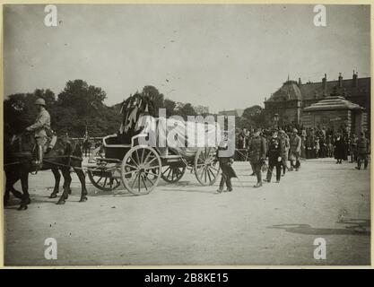Beerdigung von G [ENER] al Galliéni. Der Hörde. Trauerzug, der die Leiche von General Joseph Gallieni vor dem Innenhof des Invaliden, 7. Pariser Stadtarront, 1. Juni 1916 Anonyme begleitet. Funérailles du Général Galliéni. Le char funèbre. cortège funèbre accompagnant la dépouille du Général Joseph Galliéni à la sortie de la cour des Invalides, 7ème arronoire, Paris, le 1er juin. Tirage au gélatino-bromure d'argent. 01 Juin 1916-01 Juin. Paris, musée Carnavalet. Stockfoto