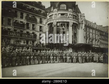 Beerdigung von G [ENER] al Galliéni: Die Truppen. Die Truppen vor dem Bazaar-Rathaus beim Staatsbegräbnis von General Joseph Gallieni, 4. Bezirk, Paris, 1. Juni 1916 Anonyme. Funérailles du Général Galliéni: Les troupes. Les troupes devant le Bazar de l'Hôtel de Ville lors des funérailles national du Général Joseph Galliéni, 4ème arronicale, Paris, le 1er juin. Tirage au gélatino-bromure d'argent. 01 Juin 1916-01 Juin. Paris, musée Carnavalet. Stockfoto