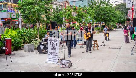 Gruppe von Musikern Space Band auf dem Bürgersteig der Jalan Tuanku Abdul Rahman Straße Kuala Lumpur Malaysia Stockfoto