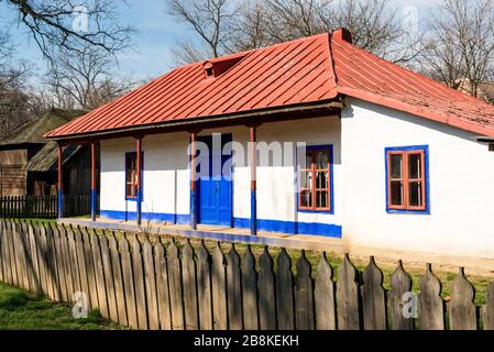 Traditionelles ländliches Haus aus Siebenbürgen, Rumänien - Kopierraum Stockfoto