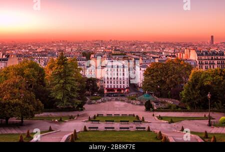 Blick vom Montmartre Hill bei einem farbenfrohen und lebendigen Sonnenaufgang über Paris, Frankreich Stockfoto