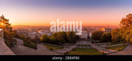 Eine farbenfrohe, panoramische Stadtlandschaft mit Blick auf Paris bei Sonnenaufgang, aufgenommen vom Montmartre-Hügel, Paris, Frankreich Stockfoto