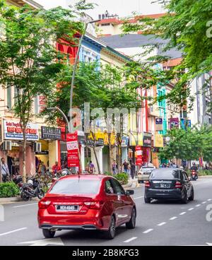 Verkehr in der baumgesäumten Straße Jalan Tuanku Abdul Rahman und Terrasse Ladenhäuser mit Stoff-und Textilgeschäfte Kuala Lumpur Malaysia Stockfoto