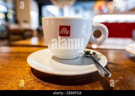 Illy Kaffeetasse in der Caffe Branch - eine italienische Kaffeerösterei Stockfoto