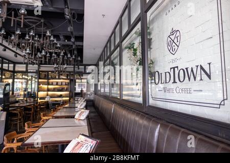 Innenbereich der ursprünglichen Filiale von Old Town White Coffee - jetzt mit vielen Niederlassungen über Malaysia - befindet sich unterhalb des Hotels M Boutique in Ipoh. Stockfoto