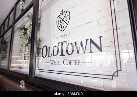 Innenbereich der ursprünglichen Filiale von Old Town White Coffee - jetzt mit vielen Niederlassungen über Malaysia - befindet sich unterhalb des Hotels M Boutique in Ipoh. Stockfoto