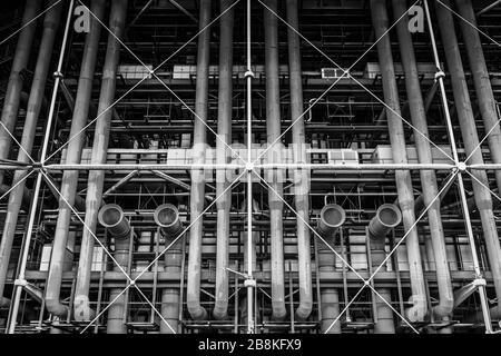 Ein abstraktes Schwarz-Weiß-Raster aus Pfeifen und Lüftungsschlitzen des postmodernen Centre Pompidou, Paris, Frankreich Stockfoto