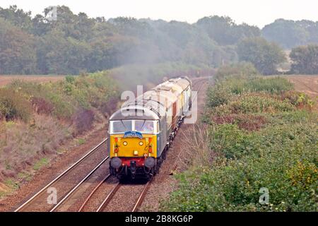 Ein Paar der Klasse 47 Diesellokomotiven Nummer 47712 und 47832 TOP und tailing "die Königin der Schotten" Satz von Reisebussen mit einem privaten Charter in Haughley. Stockfoto