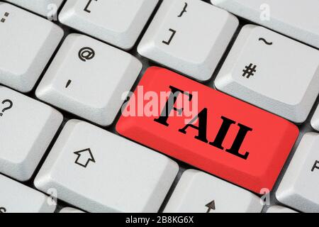 Eine Tastatur mit dem Wort SCHLÄGT IN schwarzen Buchstaben auf einer roten ENTER-Taste FEHL. Exan-Konzept. England, Großbritannien, Großbritannien Stockfoto