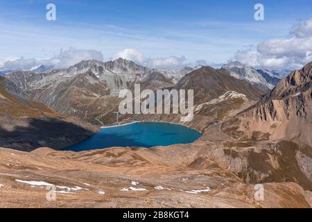 Einer der vielen hoch gelegenen Seen in den Alpen, an der Grenze zwischen Italien und der Schweiz, in der Nähe der Stadt Riale, Italien. Stockfoto