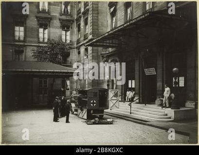 Krankenwagen C [ompagn], also aus Lyon Ankunft von schwer verletzten. Ankunft von Schwerverletzten in einem Krankenwagen der Gesellschaft von Lyon (158), 88 rue Saint-Lazare 9. Bezirk, Paris, 1914-1918 Anonyme. Ambulanz de la Compagnie de Lyon: Arrivée de Grands Blessés. Arrivée de grands blessés dans une Ambulance de la Compagnie de Lyon (Nr. 158), 88 rue Saint-Lazare, 9 ème arronoire, Paris, 1914-1918. Tirage au gélatino-bromure d'argent. 1914-1918. Paris, musée Carnavalet. Stockfoto