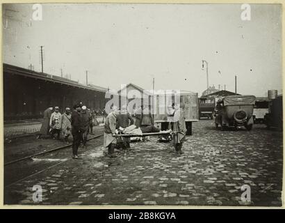 Ankunft von Verwundeten zur Kapellenstation. Ankunft der Verletzten am Bahnhof der Kapelle, die in ein Militärkrankenhaus, Paris, 1916-1918 Anonyme umgewandelt wurde. Arrivée des blessés à la gare de la Chapelle. Arrivée des blessés à la gare de la Chapelle transformée en hôpital militaire, Paris, 1916-1918. Tirage au gélatino-bromure d'argent. 1916-1918. Paris, musée Carnavalet. Stockfoto