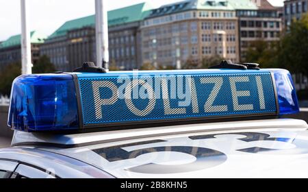 Das Bild zeigt eine Lichtleiste auf einem Polizeiwagen in Deutschland Stockfoto