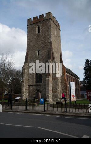 Der alte Turm der Peterskirche und das untere Stockwerk des Pflaumgebäudes hinter bilden einen Teil des Denkmalschutzzentrums Maeldune Stockfoto