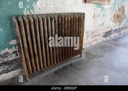 Abgewinkelte Ansicht einer alten Heizeinheit Stockfoto