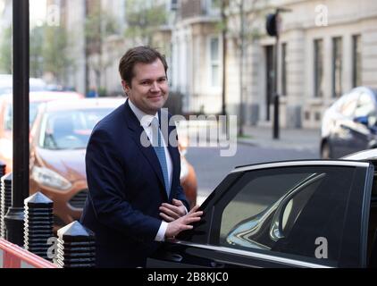 London, Großbritannien. März 2020. Robert Jenrick, Staatssekretär für Wohnungswesen, Gemeinden und Kommunalverwaltung, verlässt die BBC-STUDos, nachdem er auf der "Andrew Marr Show" zu sehen war. Kredit: Tommy London/Alamy Live News Stockfoto